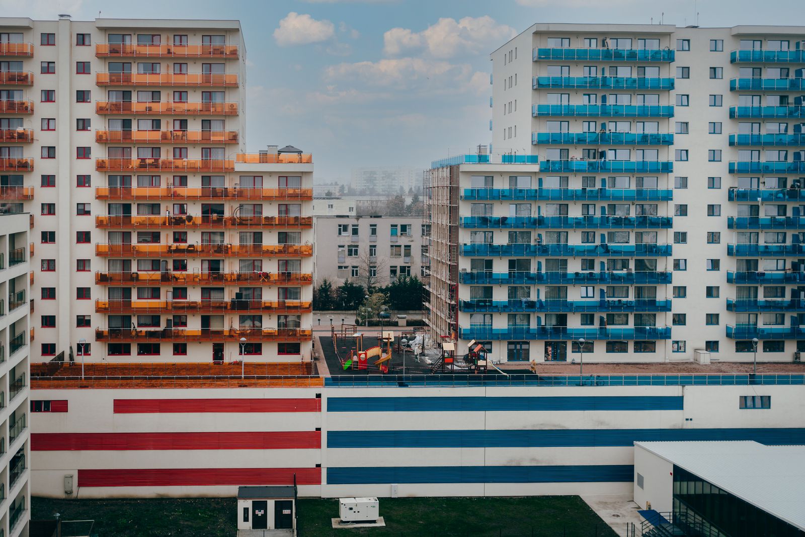 Blocuri VIVACITY Residence Gheorgheni cu balcoane colorate si loc de joaca intre cladiri