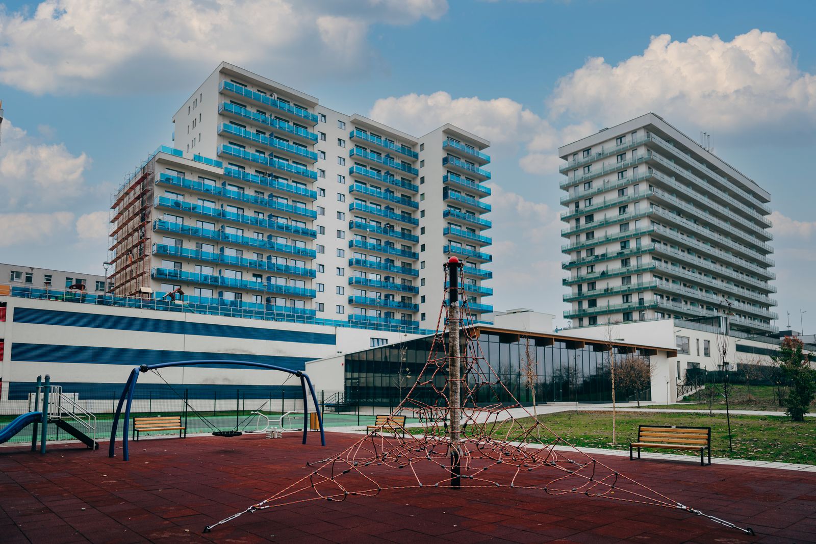 Loc de joaca si cladirea piscinei acoperite la VIVACITY Residence Gheorgheni