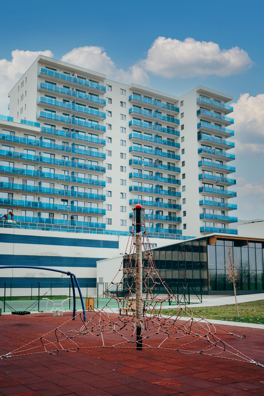 Loc de joaca cu plasa de catarat in fata unui bloc VIVACITY Residence Gheorgheni