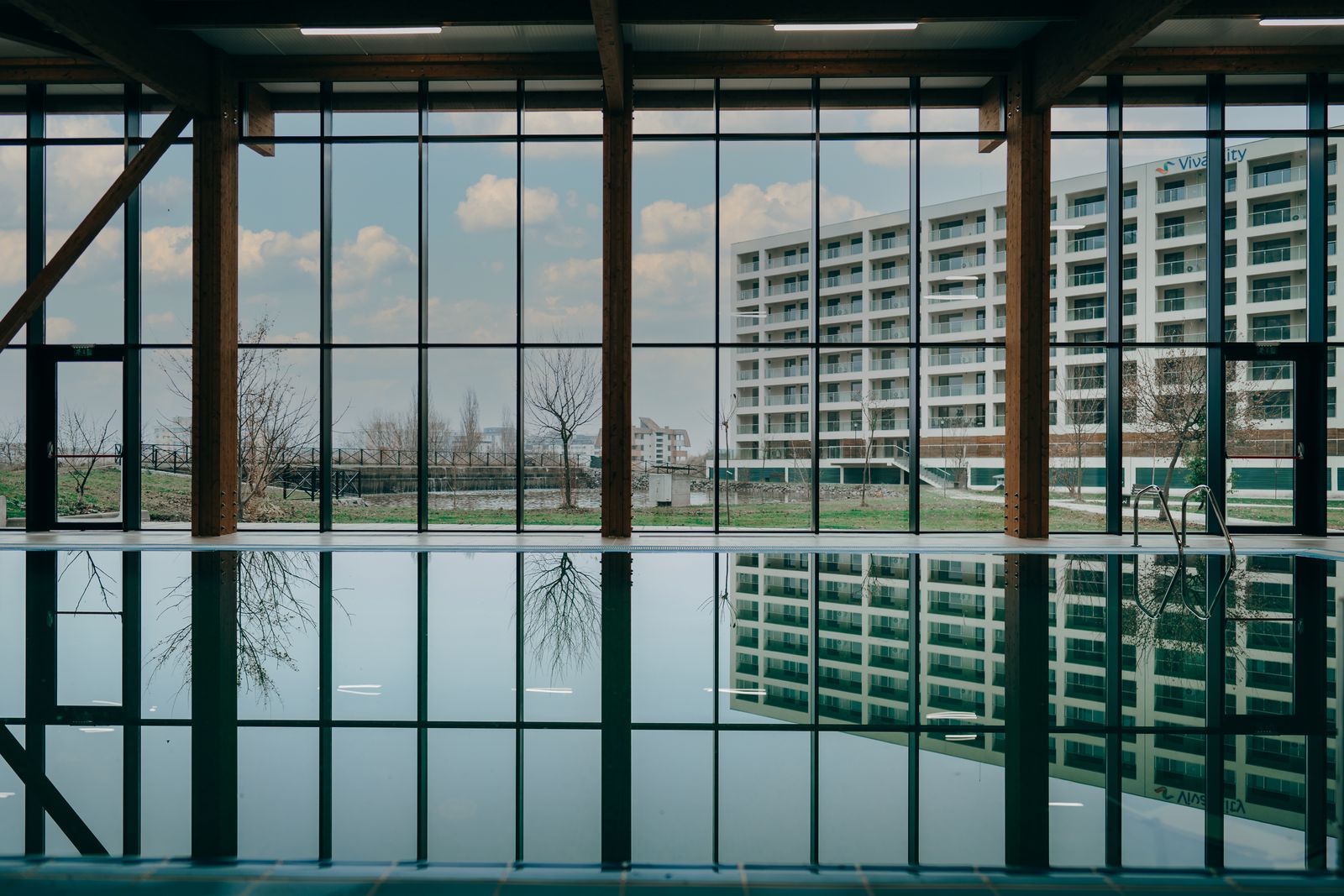Piscina interioara cu vedere spre blocurile VIVACITY Residence Gheorgheni