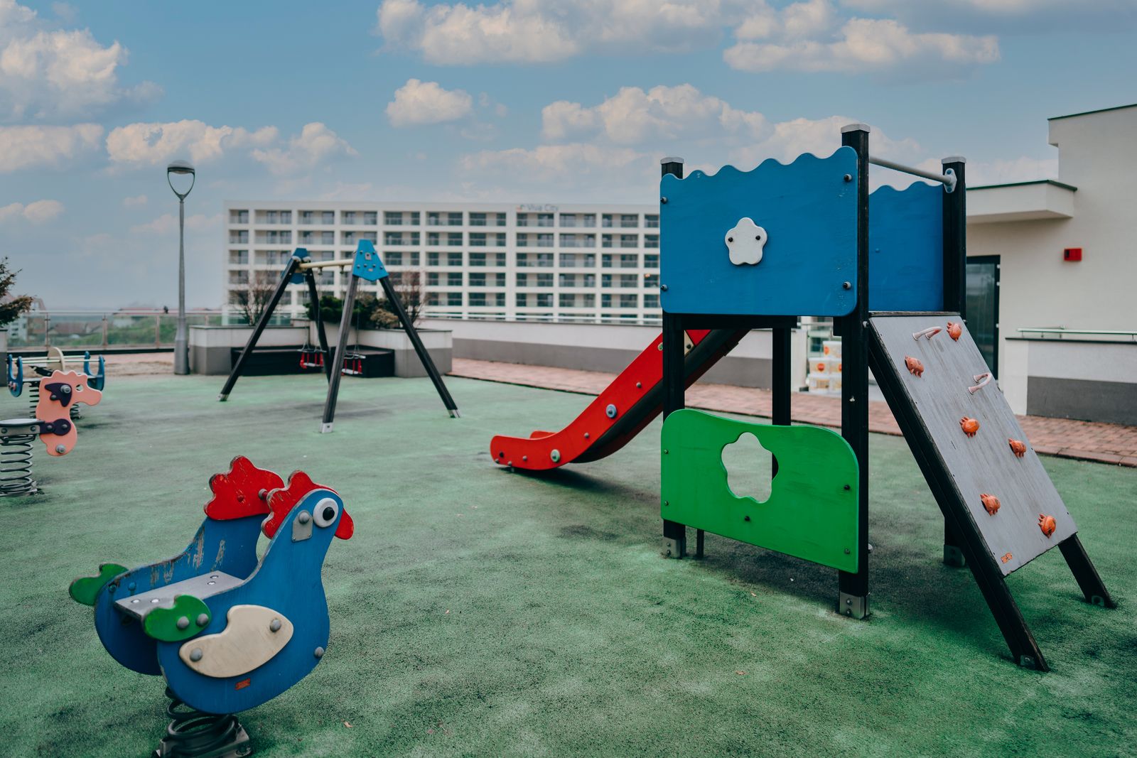 Loc de joaca pe terasa unui bloc VIVACITY Residence Gheorgheni